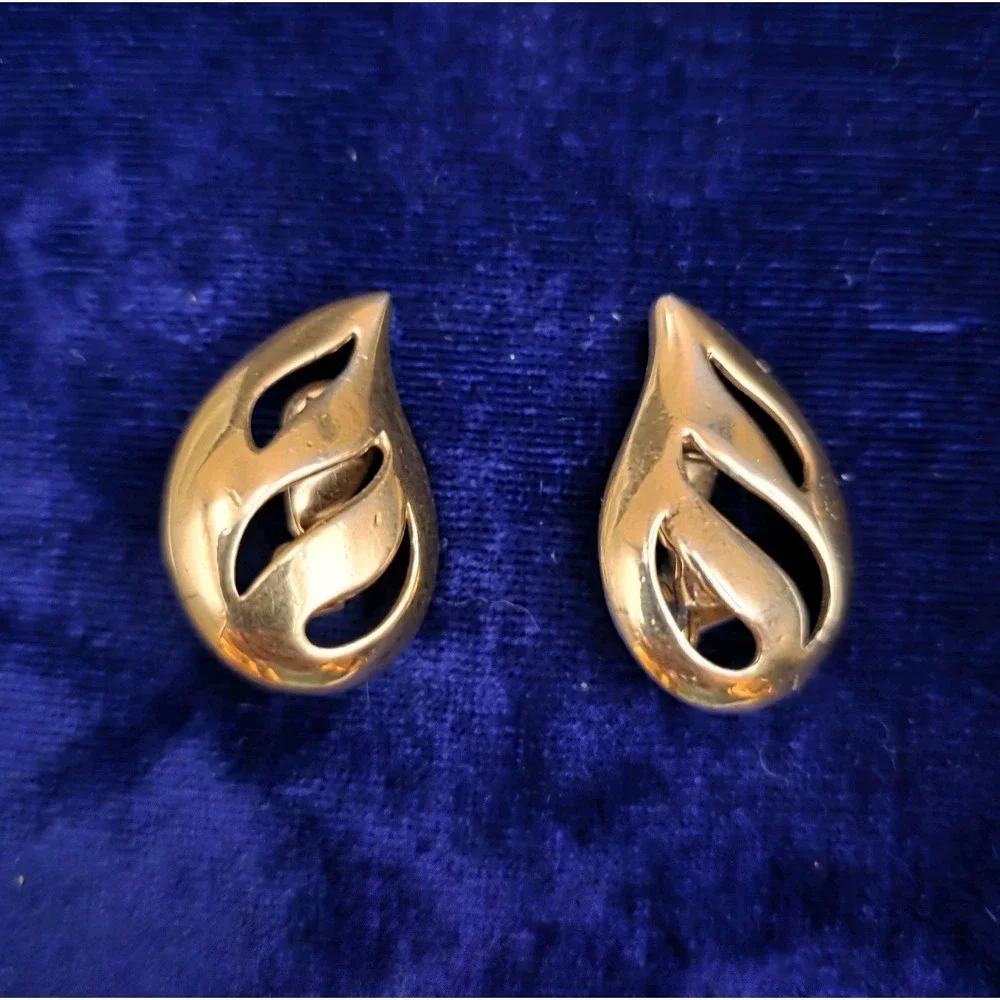 MONET Signed Polished Gold Tone Clip On‎ Earrings 80's Design Vtg Clip-on